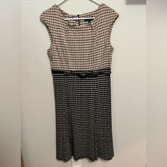 Black and cream sleeveless dress - Picture 3 of 3